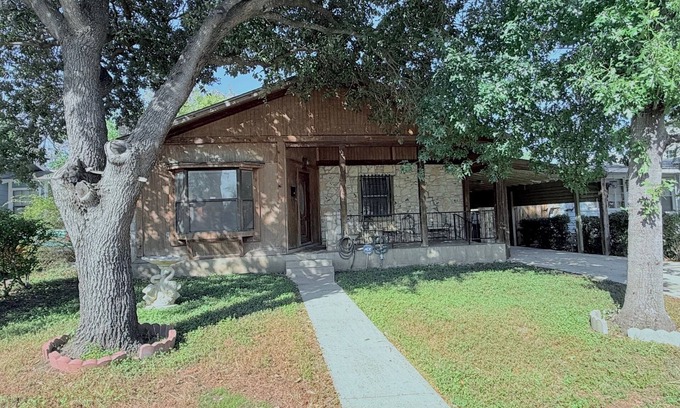 Shearer Hills - Ridgeview Casa | Pet Friendly 2-bedroom house in Central San Antonio