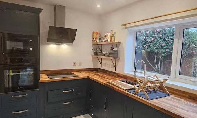 Chester Casa | Pet Friendly - 2 Bedrooms - 4 Guests - Parking