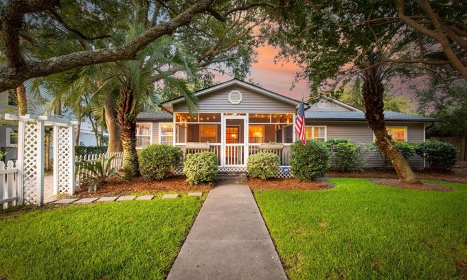 Isle of Palms Casa | Pet Friendly!!! 2 blocks from Beach - 1 house away from Park - 4 Bikes!!!