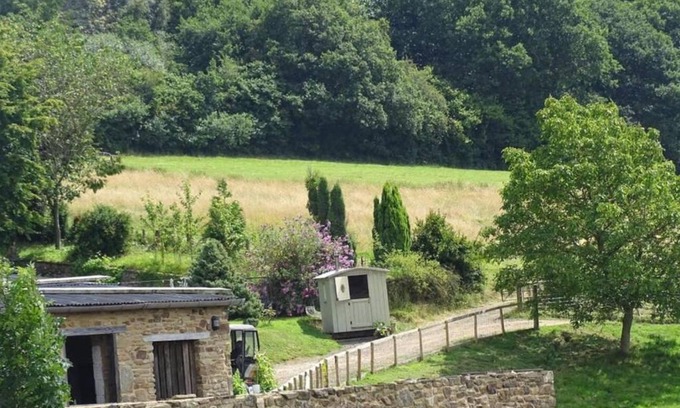 Longhope Casa | Pet Friendly - 2 Guests - Shepherds Hut