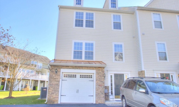 Ocean View Casa | Pet Friendly (~20lb), 4 BD Townhome, 10 Min to Beach, Near Pool, Tennis, Kayak, and Free Activities!