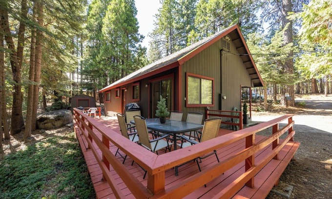 Alta Cabina | Pet friendly 2BR/1BA cabin close to Sugar Bowl, Truckee and Tahoe Nt'l Forest