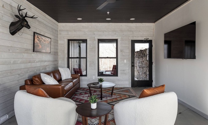 Bellaire Apartamento | Pet-Friendly 2BR Family Suite in Boutique Resort w/ Hot Tubs, Sauna, & Fire Pit!