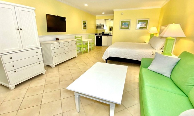Atlantic Beach Hotel | Pet-friendly - 3 blocks to Beach, Sleeps up to 4! Unit 108