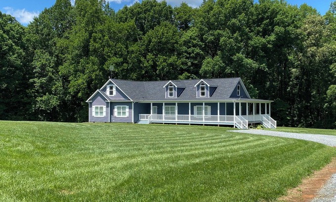 Ether Casa | Pet friendly, 4-bedroom house in the heart of Seagrove pottery, near state zoo