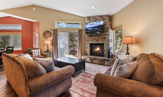 Tahoe Paradise Cabina | Pet-Friendly 4BR | Hot Tub & Fireplace | Sleeps 8