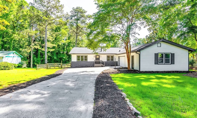 Acworth Casa | Pet-Friendly 4BR Home w/Full Gym, 3BT and Patio by Ballparks in Woodstock