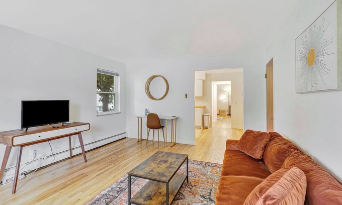 Westwood Apartamento | Pet Friendly, Newly Updated 1Bed/1Bath Perfect for Long Term Stays