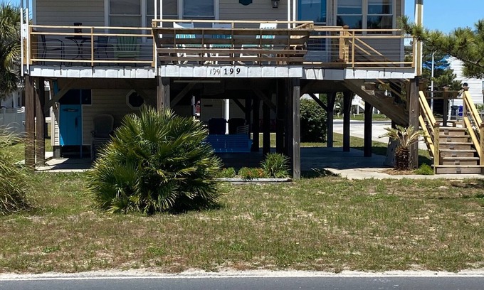 Ocean Isle Beach Casa | ¡65 pasos hacia el océano! Se aceptan mascotas en la segunda fila justo enfrente del acceso a la playa.