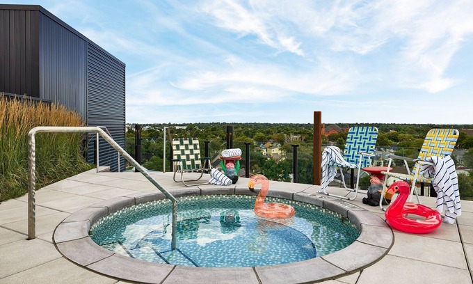 River North Art District Apartamento | Pet Friendly + Accessible Flat | Rooftop Views