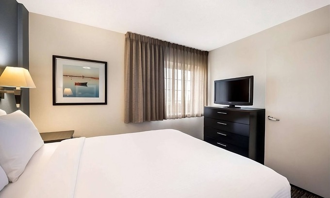 Warrenville Complejo | Pet-friendly Accommodation in Northern Chicago w/ Full Kitchens - Self Parking