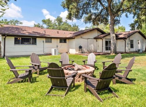 Woodson Village - Pershing Casa | Pet-Friendly Aggie Village - Fire Pit Games and walk to Texas AnM