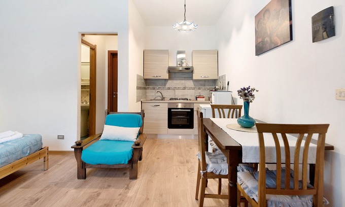 Borzonasca Apartamento | Apartamento con vistas a la montaña, piscina compartida y Wi-Fi que admite mascotas