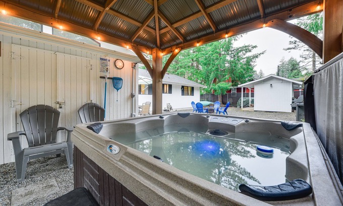 Paradise Estates Casa | Pet-Friendly Ashford Rainier Home: Hot Tub, Kayaks