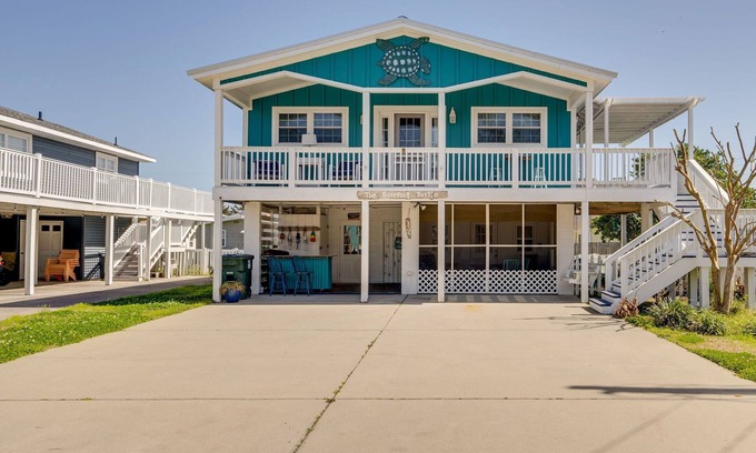 Cherry Grove Beach Casa | Pet Friendly Beach House, Short Walk To Beach + FREE DAILY ACTIVITIES!