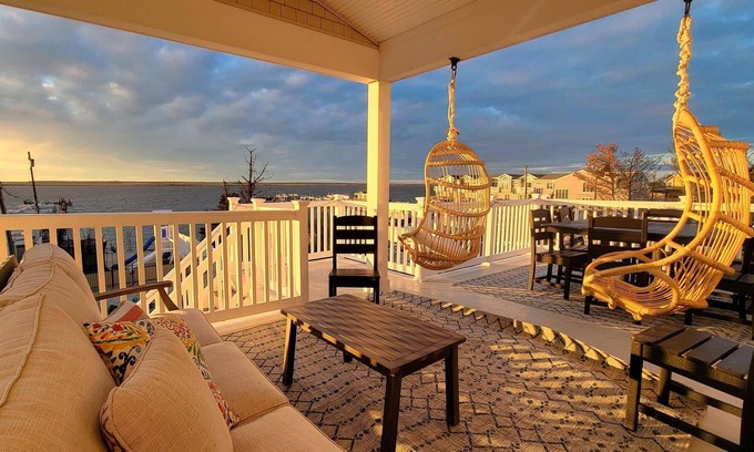Holgate Casa | Pet Friendly. Bayfront. Salt water Pool. Private Bay Beach.