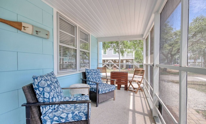 Surfside Beach Casa | Pet friendly beach cottage short walk to beach