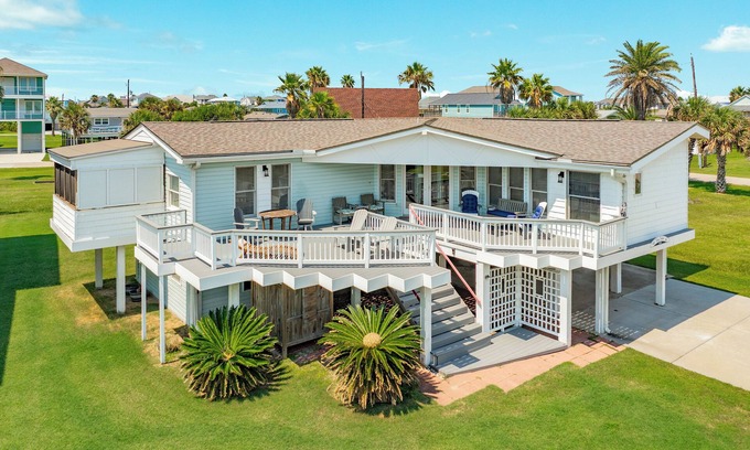 Galveston Casa | Pet Friendly Beachside Home w/Screened-in Deck, Open Deck & Beach Gear