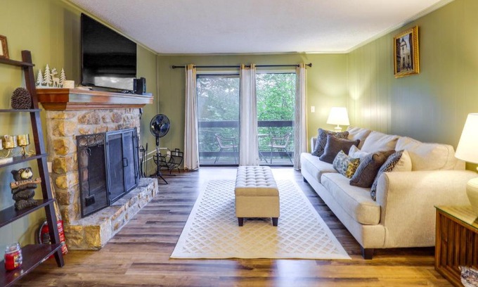 Beech Mountain Apartamento | Pet-Friendly Beech Mountain Condo Walk to Slopes!