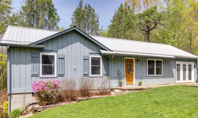 Ridgecrest Casa | Pet-Friendly Black Mountain Vacation Home with Deck