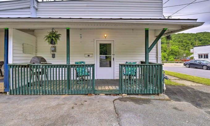Bluefield Apartamento | Pet-Friendly Bluefield Apartment w/ Porch!
