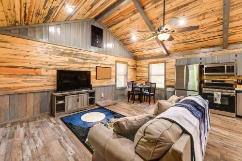 Broken Bow Casa | Pet-Friendly Broken Bow Cabin Near Lukfata Creek!