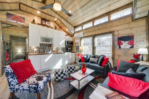 Broken Bow Casa | Pet-Friendly Broken Bow Cabin Hot Tub and Fireplace