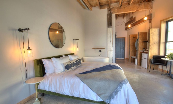 Astoria Casa | Pet-friendly, Buoy Suite at Bowline Hotel