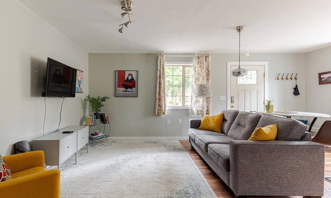 North Bonneville Apartamento | Pet Friendly Couples Getaway @ Beacon Rock+NoBo
