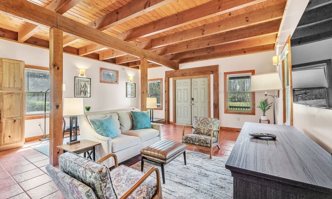 Cleveland Casa | Pet-Friendly Cabin in Marietta w/ Porch Swings