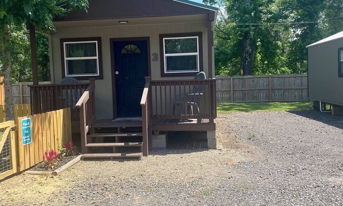 Plainview Cabina | Pet friendly cabin in quiet Plainview with WiFi, AC