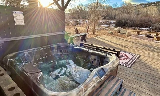 Dubois Cabina | Relax in a Cozy Queen Room with Spectacular Riverfront Access & Sweeping Mountain Views