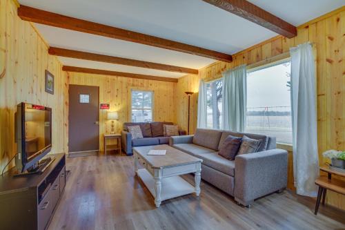 Mauston Casa | Pet-Friendly Cabin Retreat Wisconsin River Access