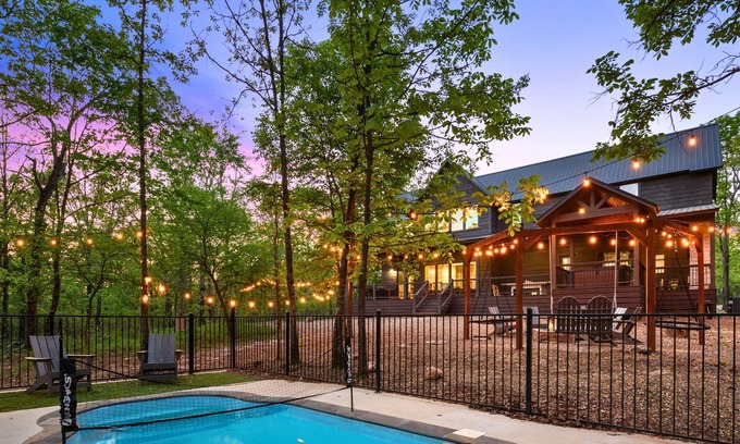 Hochatown Cabina | Pet-Friendly Cabin w/Heated Pool, Games, Hot Tub