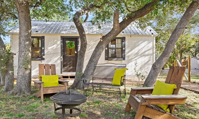 Austin Cabina | Pet Friendly Cabin w/hot tub. gym, cold plunge, & sauna