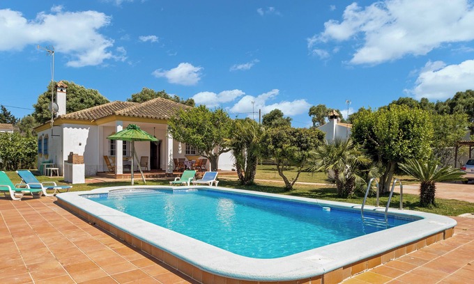 Zahora Casa | "Casa Caramá" con piscina, jardín y Wi-Fi; mascotas permitidas