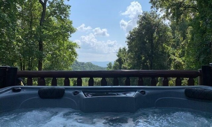 Ferguson Cabina | Pet-Friendly,Cedar Cabin, Spa Tub, WiFi,Fireplace