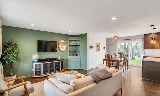 Mount Saint Joseph Casa | Pet Friendly Charming 2Br house, Open Floor Plan, Modern Kitchen, Office