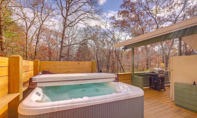 Lupton City Casa | Pet-Friendly Chattanooga Cabin with Hot Tub and Kayaks