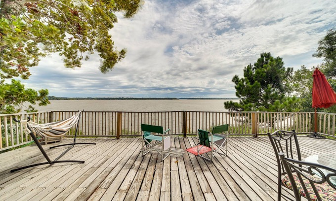 Checotah Casa | Pet-Friendly Checotah Home w/ Deck & Lake Views!