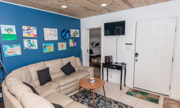 Panama City Apartamento | Pet Friendly Cheerful home on Emerald Coast