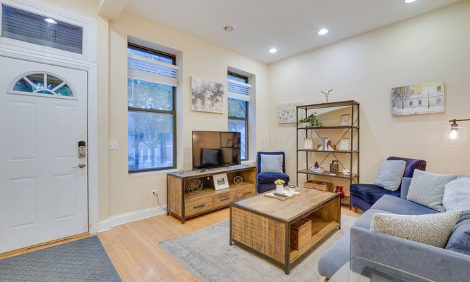 Lower West Side Condominio | Pet-Friendly Chicago Getaway w/ Free Parking!