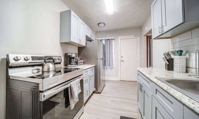 Cleveland Apartamento | Pet-friendly Cleveland Townhome, 2 Mi to Downtown!