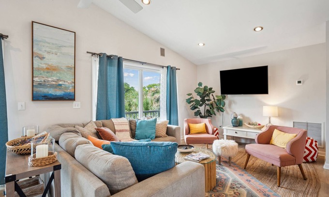 Waters Edge Casa | ¡Crédito de $ 250 en la playa gratis! Casa remodelada, espaciosa, que admite mascotas en Folly Beach - ¡2100 pies cuadrados!