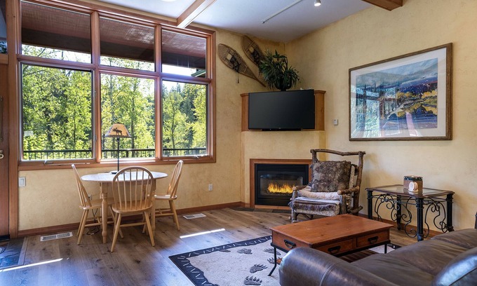 Bigfork Condominio | Stay Montana - Propiedad en las orillas del río Swan