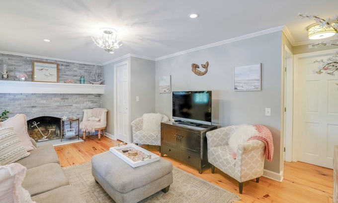 Marblehead Condominio | Pet-Friendly Condo ~ 1 Mi to Beach in Marblehead