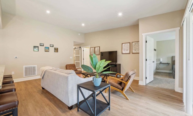 Acme Condominio | Pet-Friendly Condo Close to Traverse City Sights