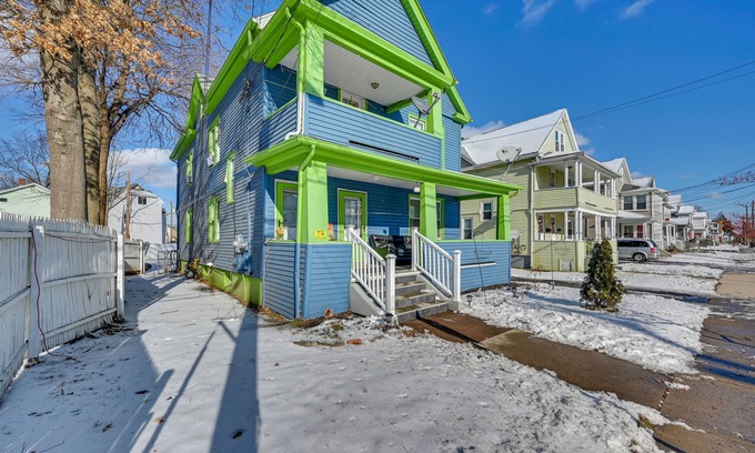 East Hartford Apartamento | Pet-Friendly Connecticut Retreat w/ Porch & Grill!