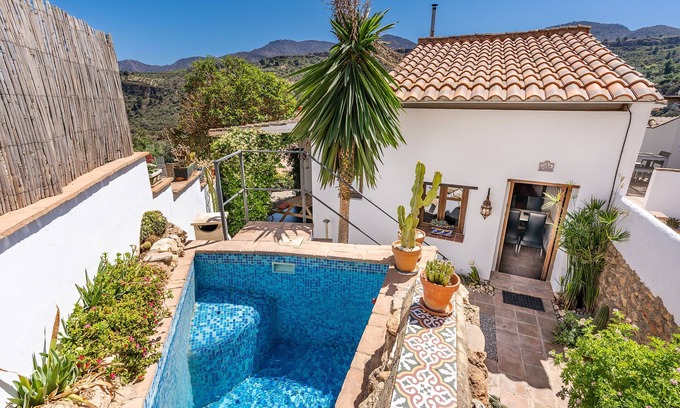 Albunuelas Casa | Casa de campo "Casa Escondida" con vistas a la montaña, piscina y Wi-Fi; admite mascotas