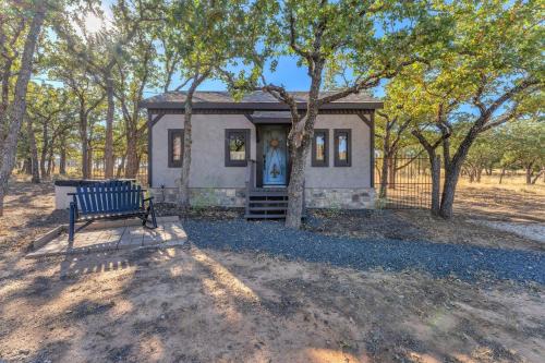 Fredericksburg Casa | Pet Friendly Cottage w/Hot-Tub 10-Mins to Downtown